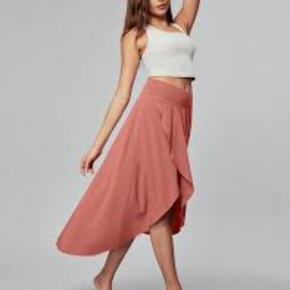 HALARA Dresses & Skirts - 25-NWT HALARA BREEZEFUL HIGH WAISTED HIGH LOW RUFFLE 2 IN 1 SKIRT/BIKER SHORTS